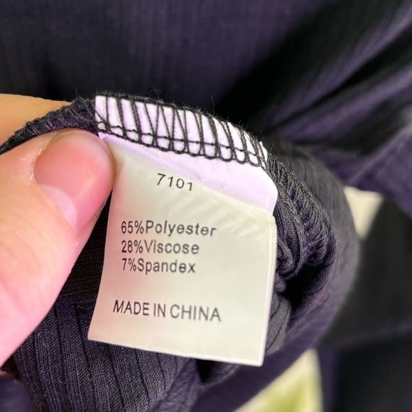 Ribbed Black fitted Long Sleeve Crop Top size M NWT Super Stretchy - Picture 3 of 4